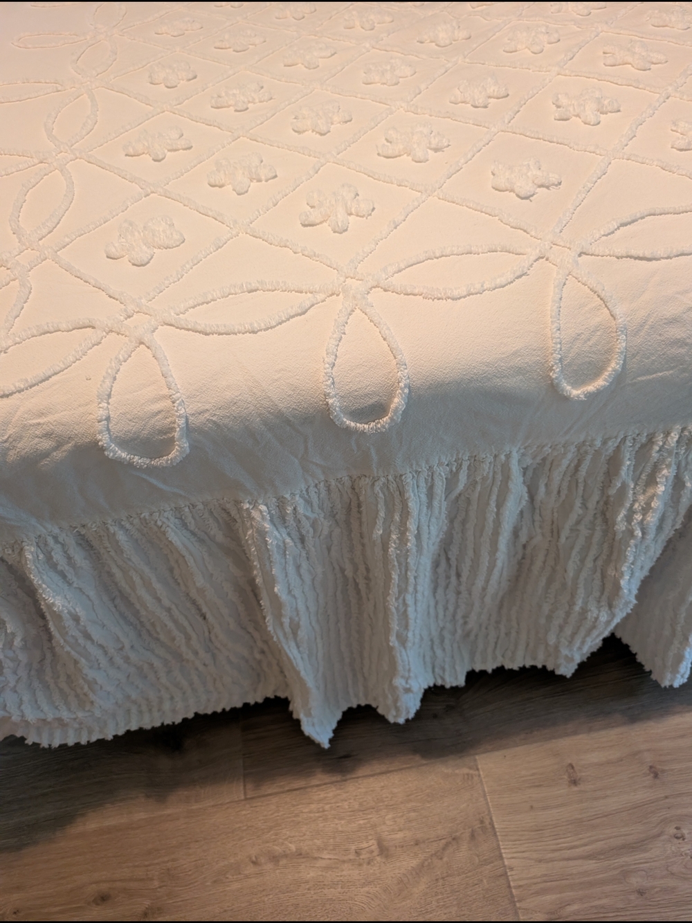 Mary Jane White Chenille Tufted Bedspread with Ruffled Skirt Full Size